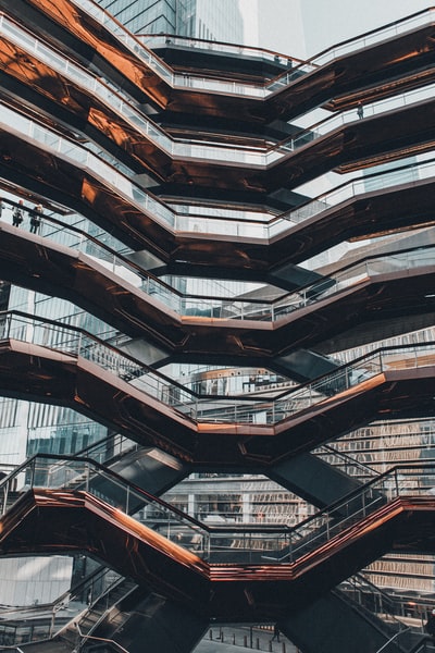 低角度摄影的建筑
